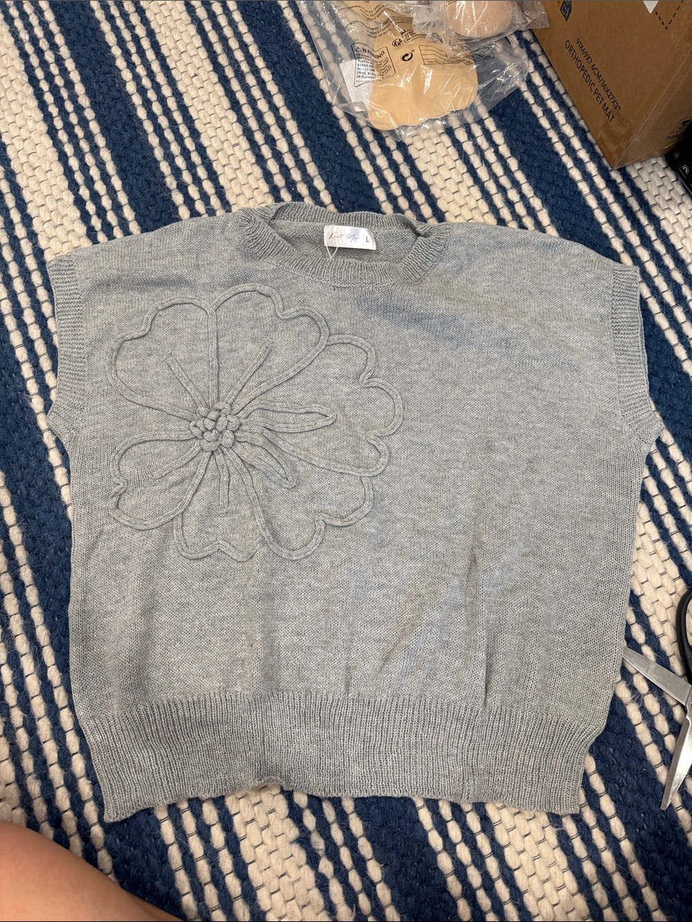 Crewneck Short Sleeve Sweater with Floral Appliqué — Light Gray